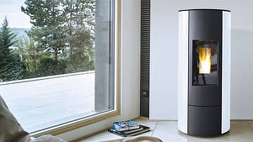 Wasserführender Pelletofen in elegantem Design © Buderus © Buderus